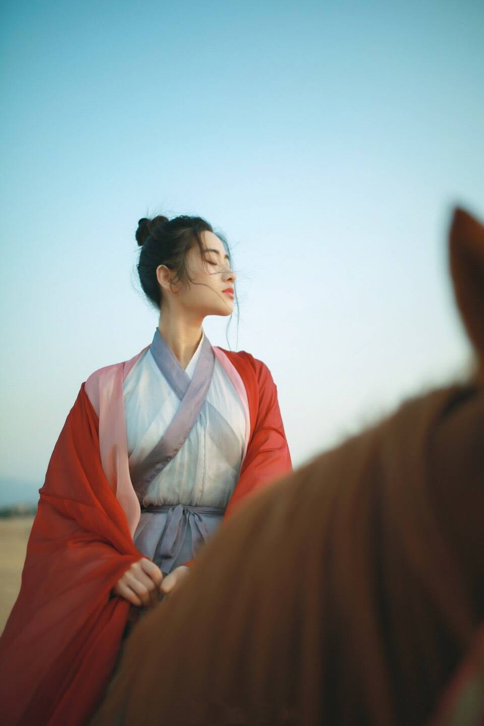 血流成河,怨声载道,一代忠臣杨颐云被陈霸天灭门,其女杨桂珍被包装